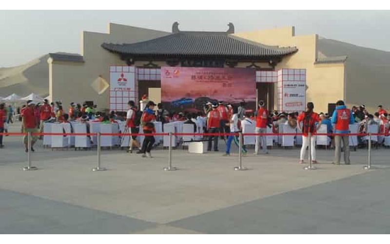 2014年廣汽三菱戶(hù)外異型桁架背板搭建